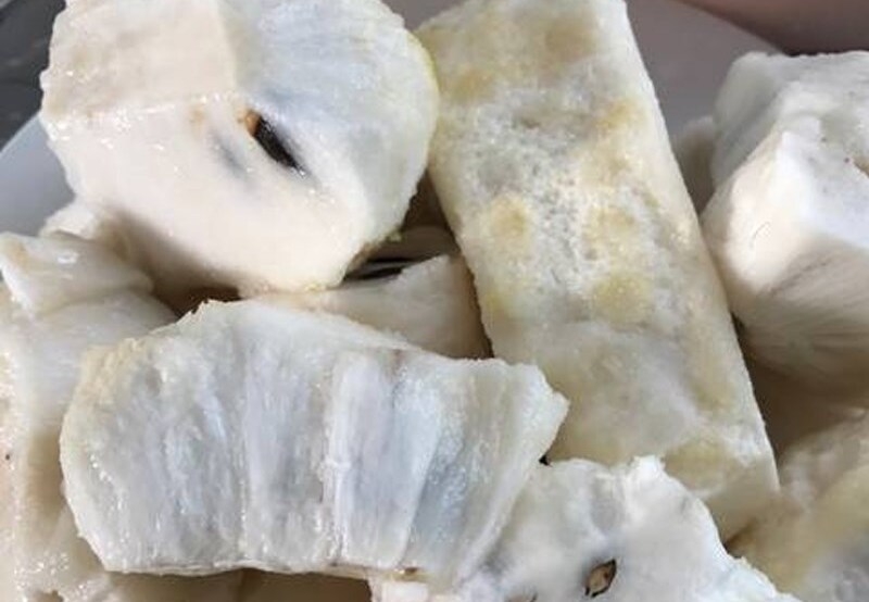 Tách lấy phần thịt mãng cầu