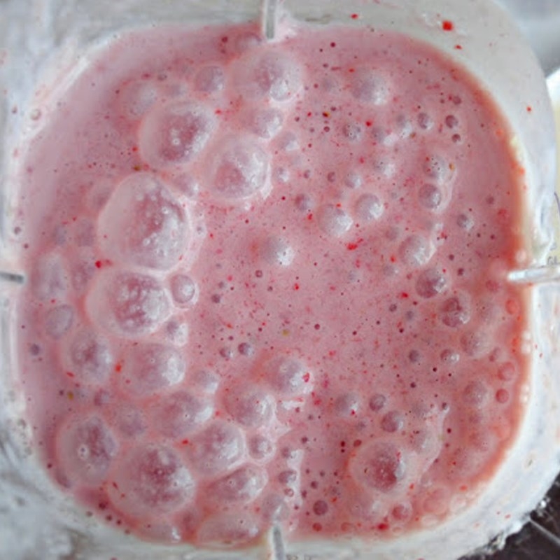 Xay hỗn hợp dâu tây, mãng cầu, sữa đặc và đá viên