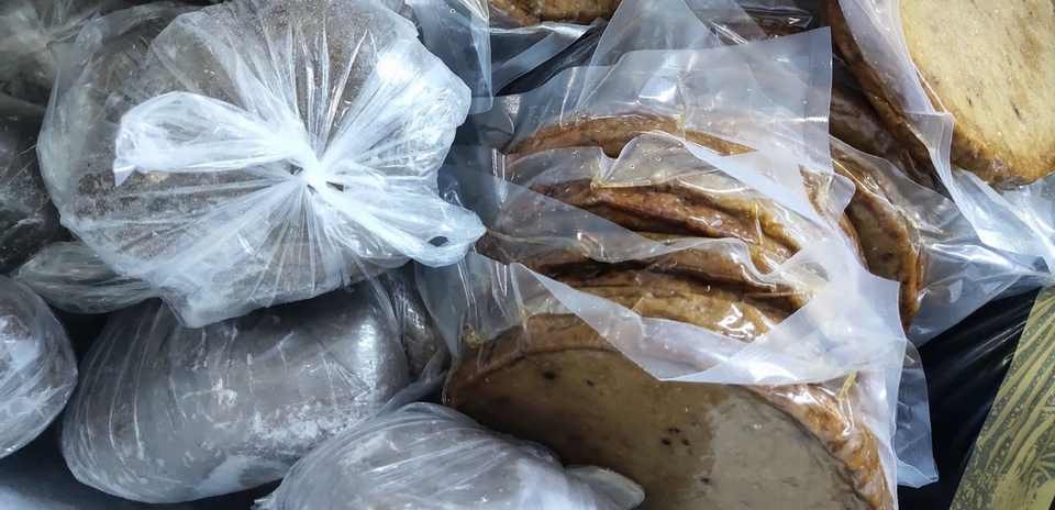 Bạn có thể dùng chả cá tươi hoặc chả cá chiên sẵn