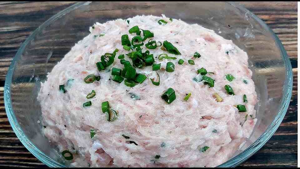 Trộn những gia vị cần thiết vào chả cá