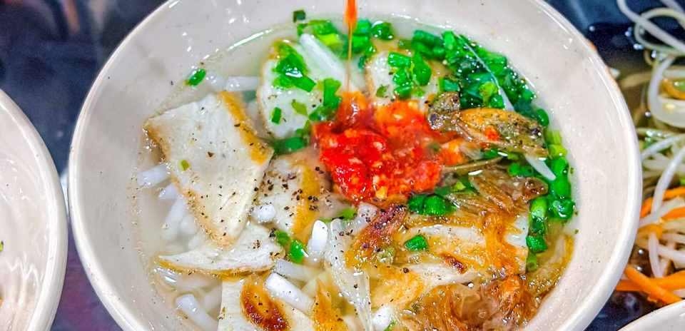 Thưởng thức món bánh canh chả cá