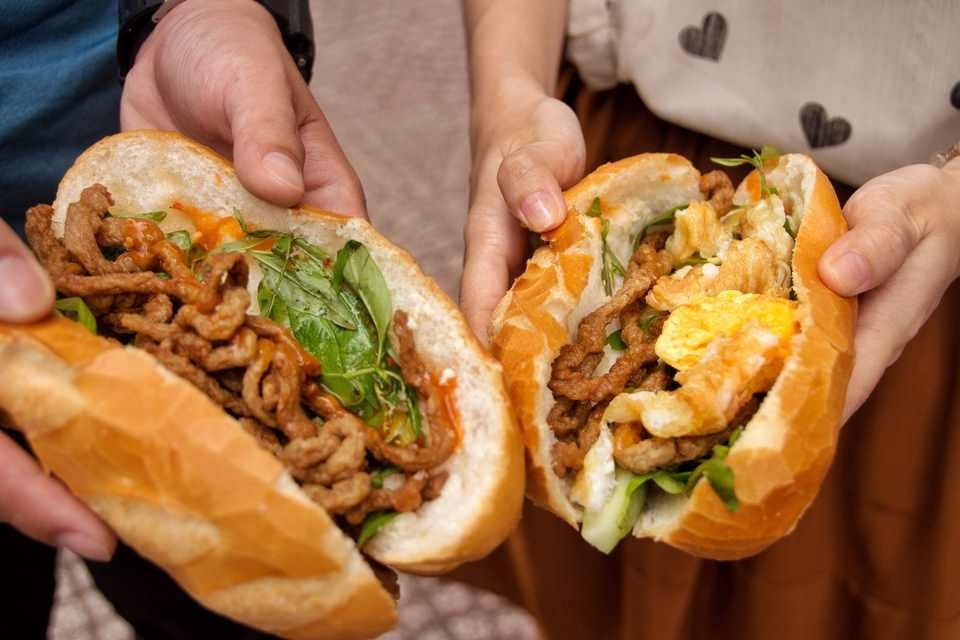 Bánh mì chả cá ăn nóng giòn và rất ngon