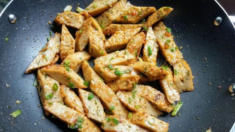 Chiên chả cá với các gia vị cần thiết