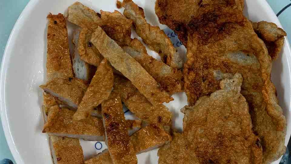 Làm sạch chả cá trước kho kho