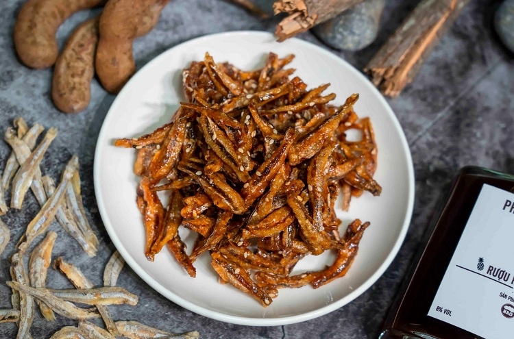 Thành phẩm cá cơm khô với mắm me tỏi ớt