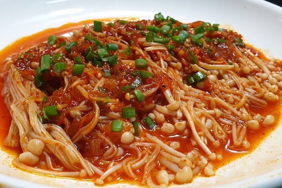 Nấm kim châm xào cà chua và thịt băm