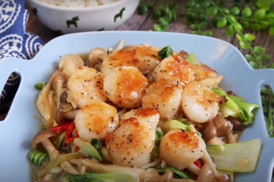 Nấm kim châm xào sò điệp bổ dưỡng