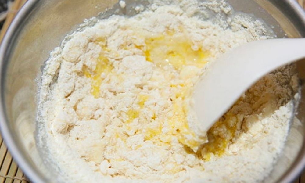 trộn bột làm bánh chuối thái lan