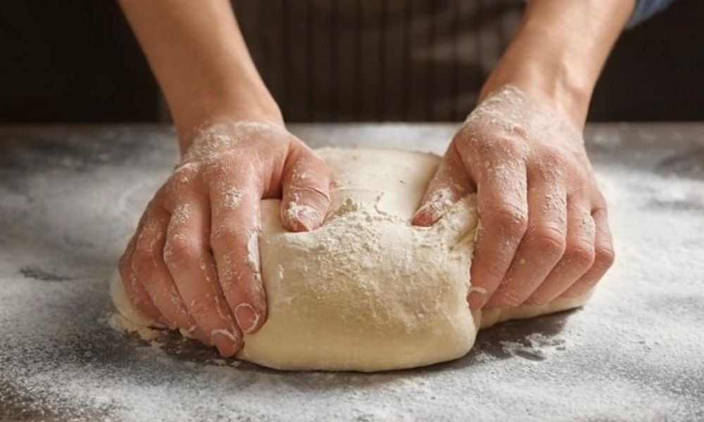 Nhào bột làm bánh chuối thái lan
