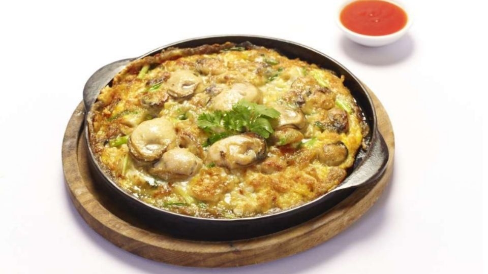 Thưởng thức món hàu chiên trứng thơm ngon