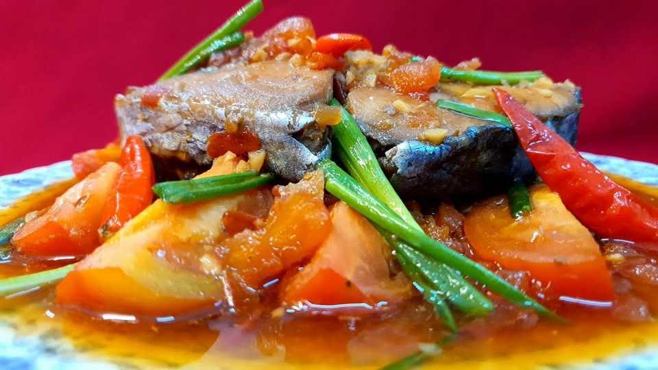 Tiếp tục kho cá trong nồi với lửa vừa