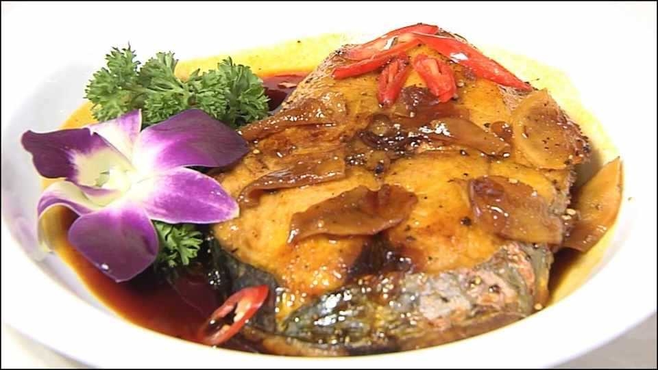 Tiến hành nấu món cá thu kho gừng