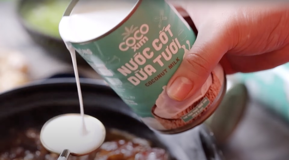 Thêm nước cốt dừa để tạo vị béo