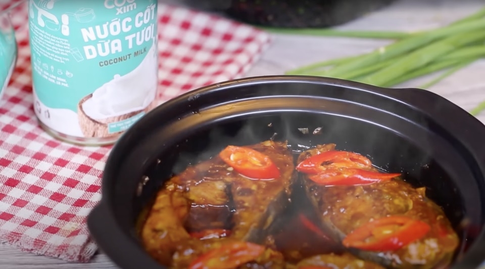 Hoàn tất món ăn với nước cốt dừa thơm ngon