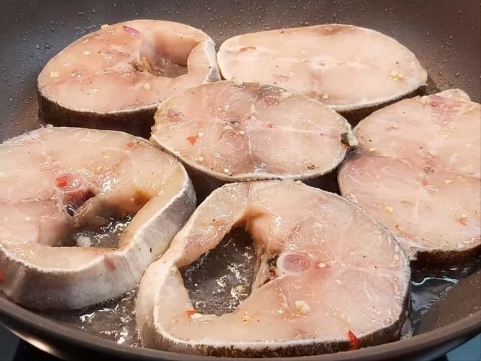 Rán sơ bề mặt cá để tạo độ giòn