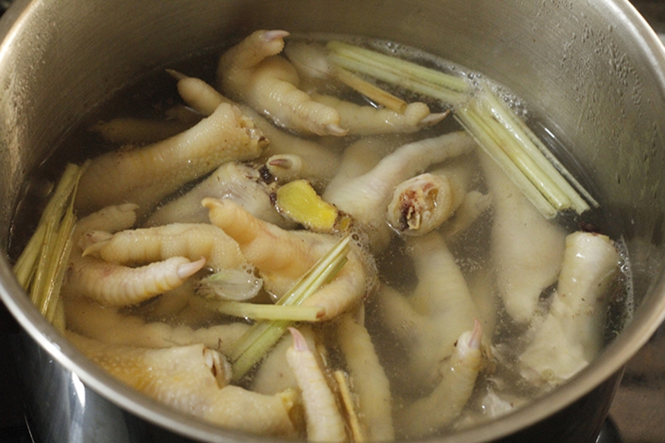 Chân gà giòn sau khi luộc với hành xả