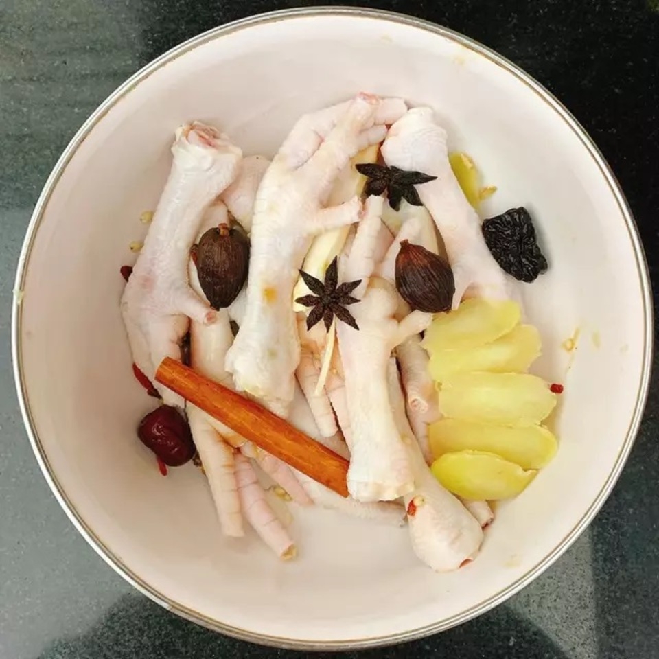 Lựa chọn chân gà sạch giúp đảm bảo chất lượng món ăn