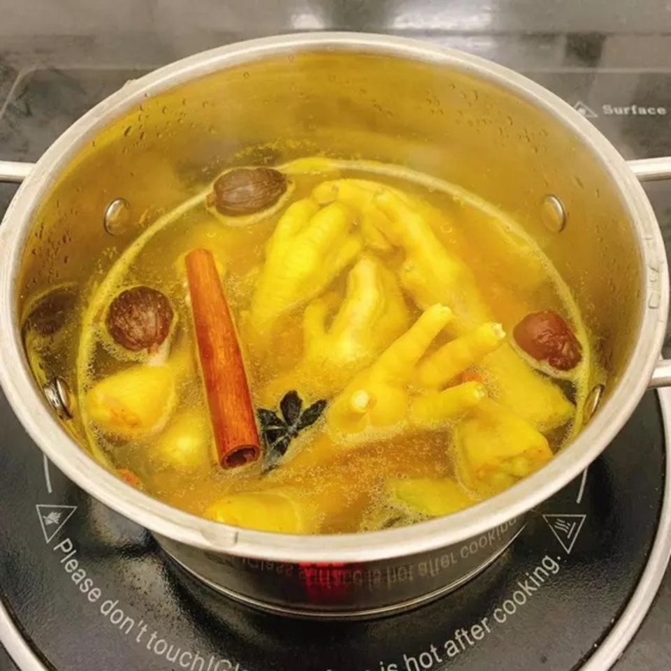 Vớt bọt trong quá trình nấu để nước dùng trong và đẹp mắt hơn