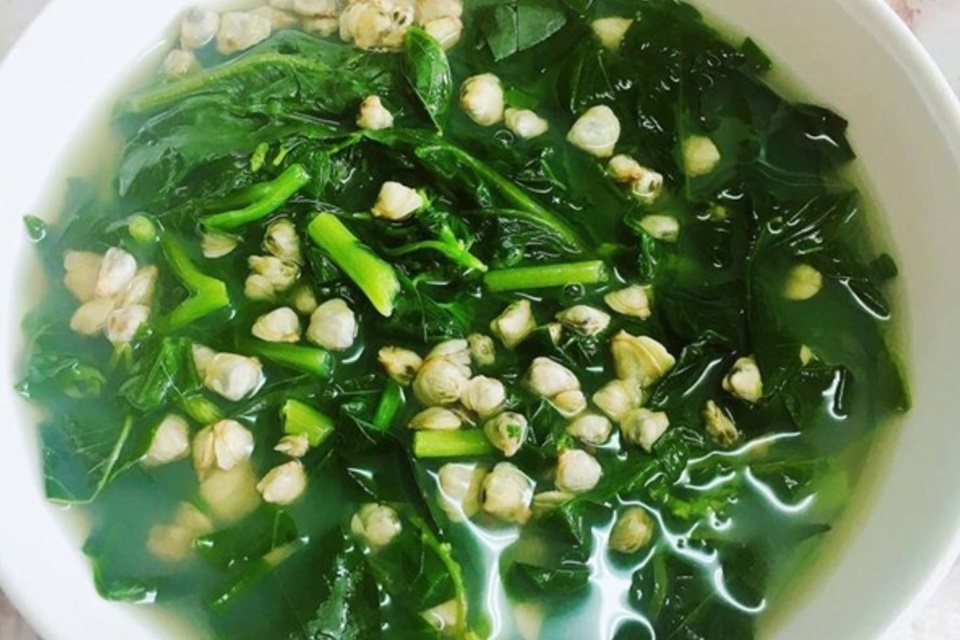 Canh hến nấu rau mồng tơi thanh mát