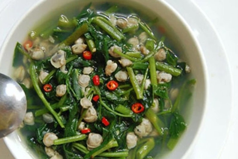 Canh hến nấu rau muống