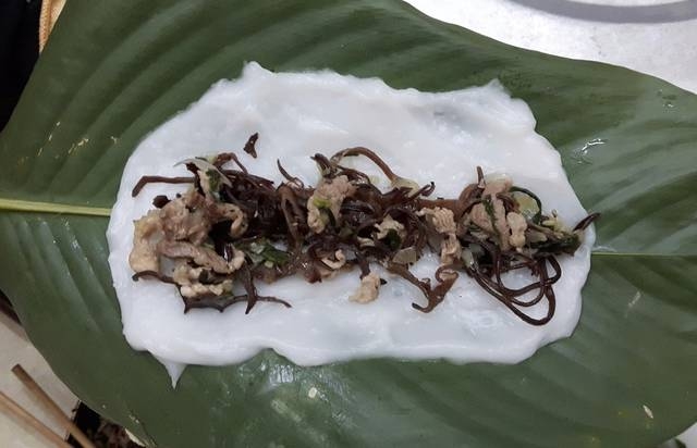 Cho bột và nhân vào lá chuối