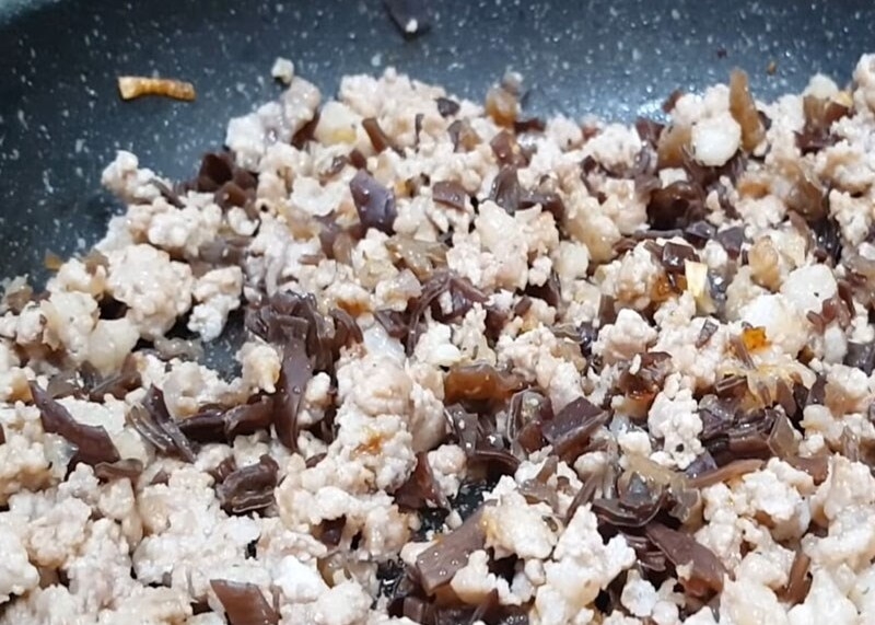 Xào chín hỗn hợp thịt nấm