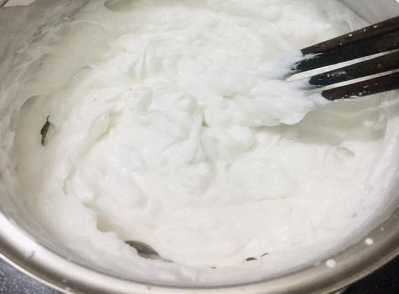 Nấu bột để tạo thành khối đặc quánh