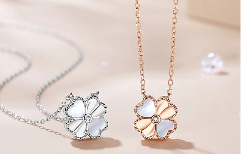 Các mẫu dây chuyền cỏ bốn lá