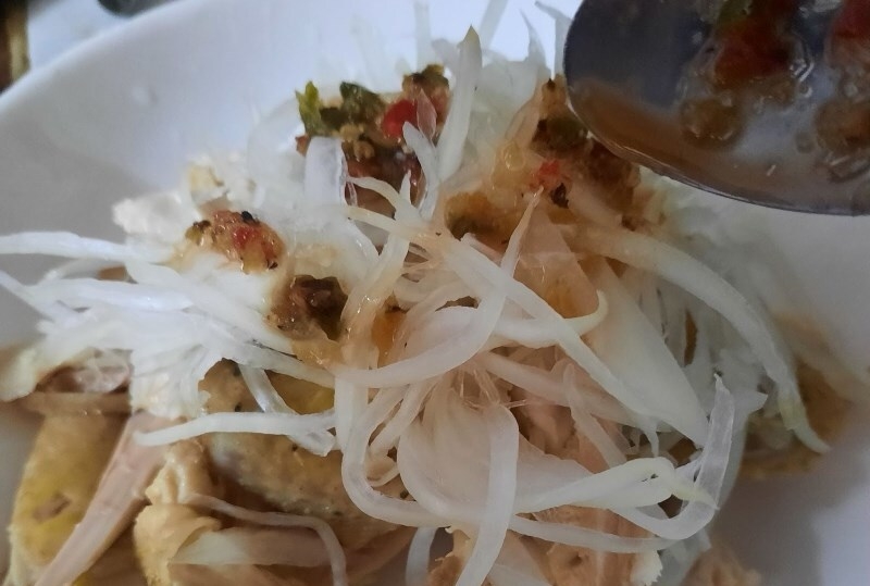 Trộn gỏi gà hành tây