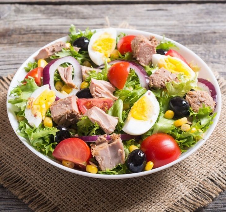 Salad cá ngừ chỉ nhìn thôi mà cũng thấy thòm thèm