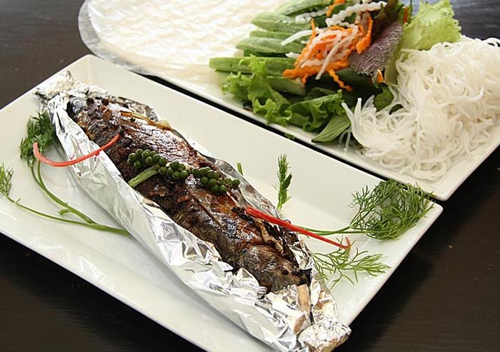 Cá ngừ đại dương nướng cuốn bánh tráng và rau sống, chấm cùng nước mắm cay ngọt thật hết sẩy