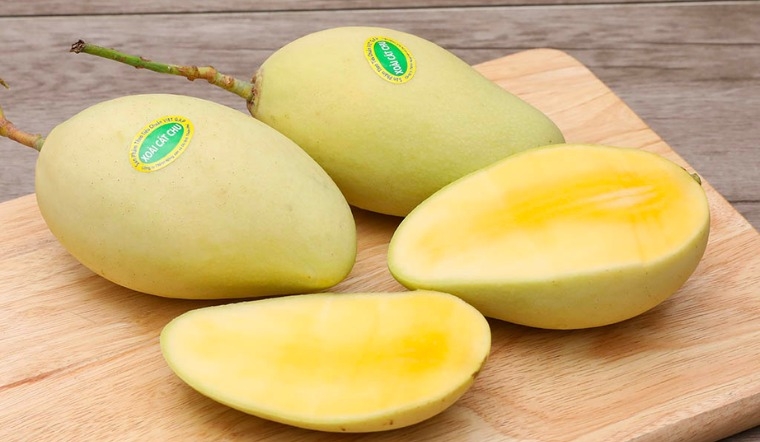 Xoài cát chu có màu vàng nhạt và đậm dần khi chín