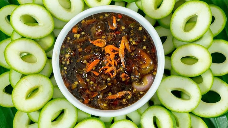 Xoài bao tử chấm mắm ruốc “ngon nhức nách”