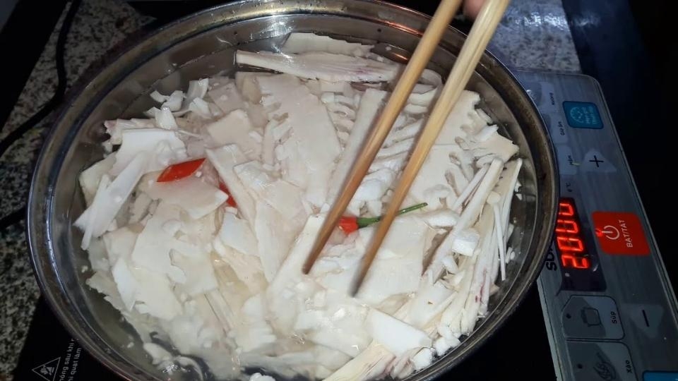 Cách làm giò heo hầm măng ngon (ảnh 14)