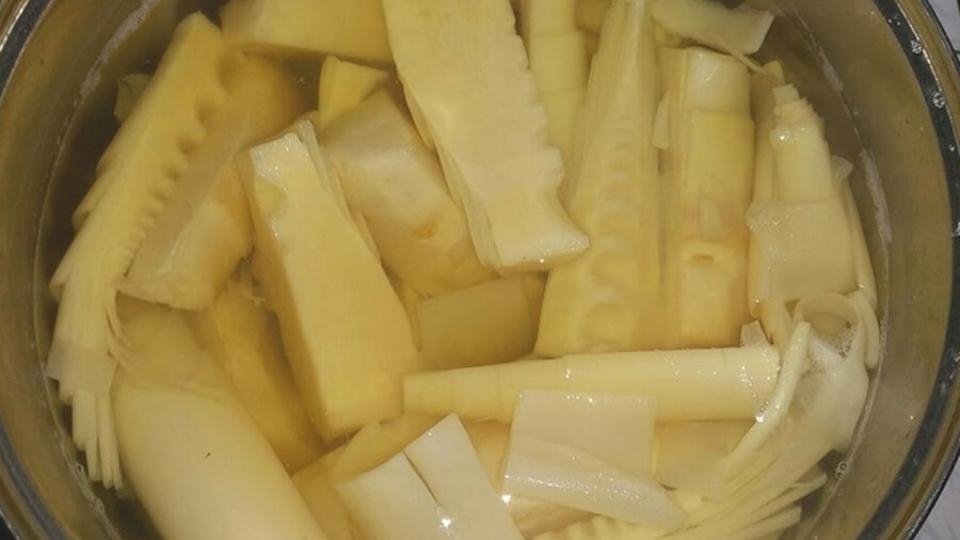 Cách làm giò heo hầm măng ngon (ảnh 12)