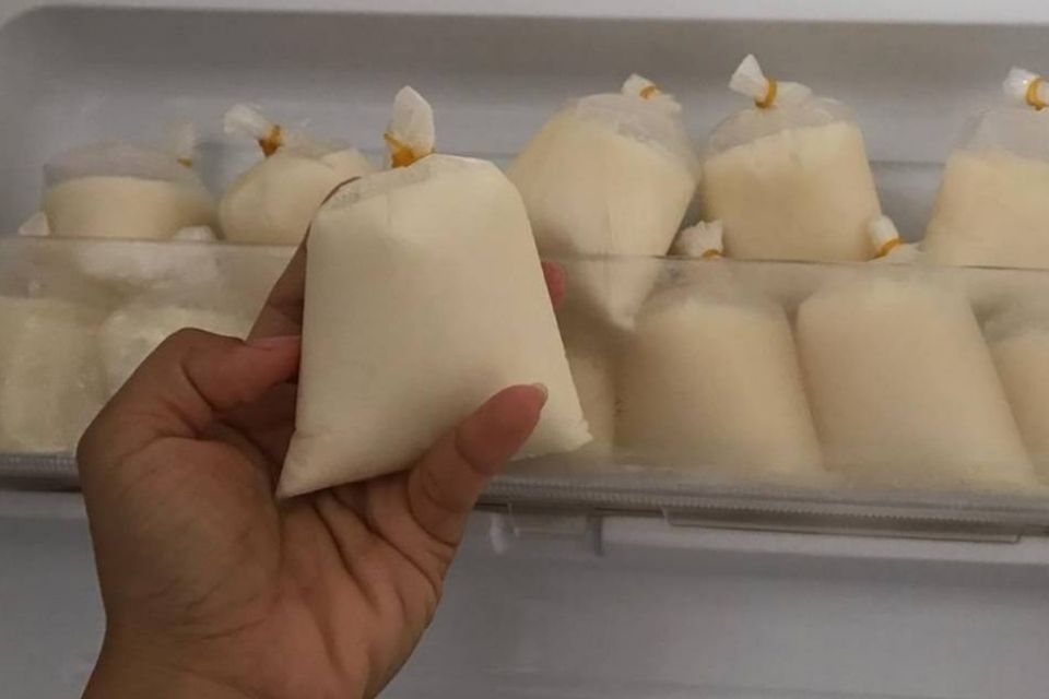 Cho sữa chua túi vào tủ lạnh