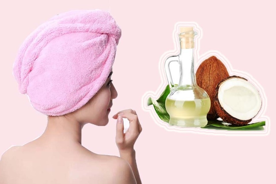 Ủ tóc bằng dầu dừa nguyên chất
