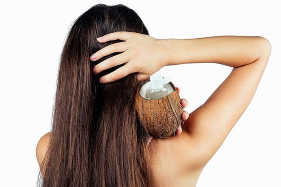 Có nên ủ tóc bằng dầu dừa qua đêm hay không?