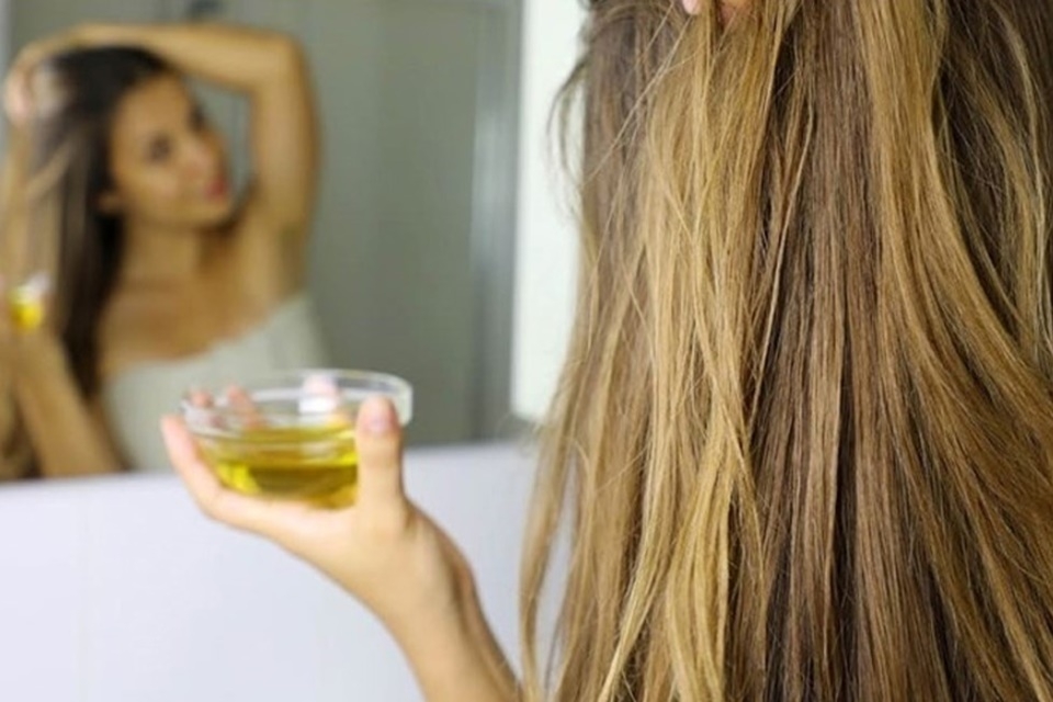Ủ tóc bằng dầu dừa 1 tuần mấy lần?