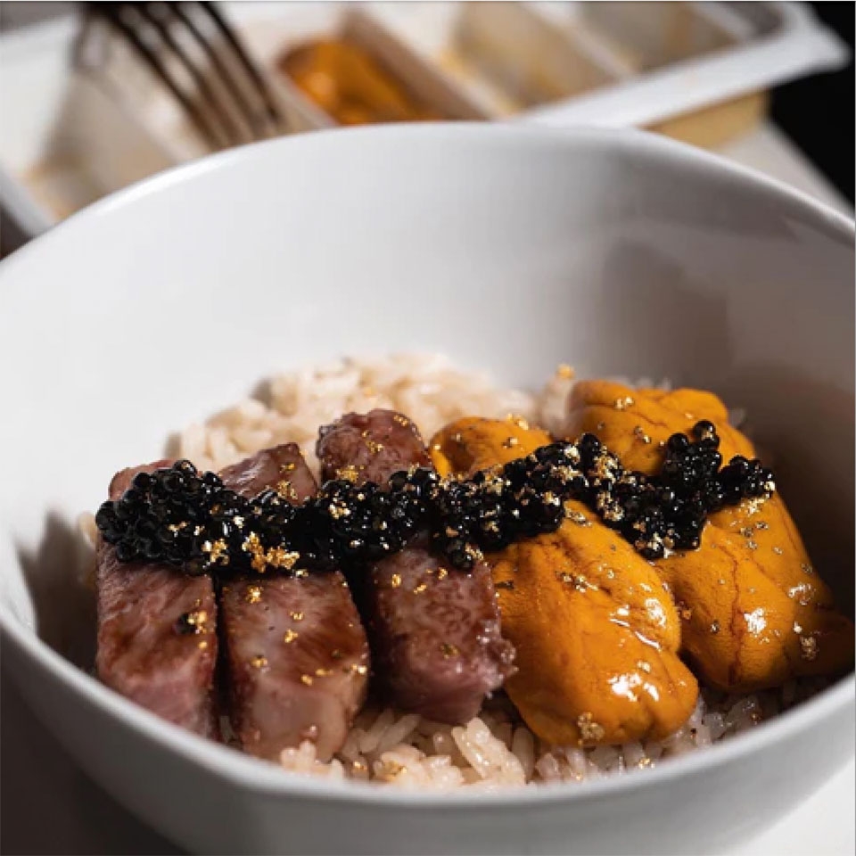 Donburi nhím biển và thịt Bò Wagyu