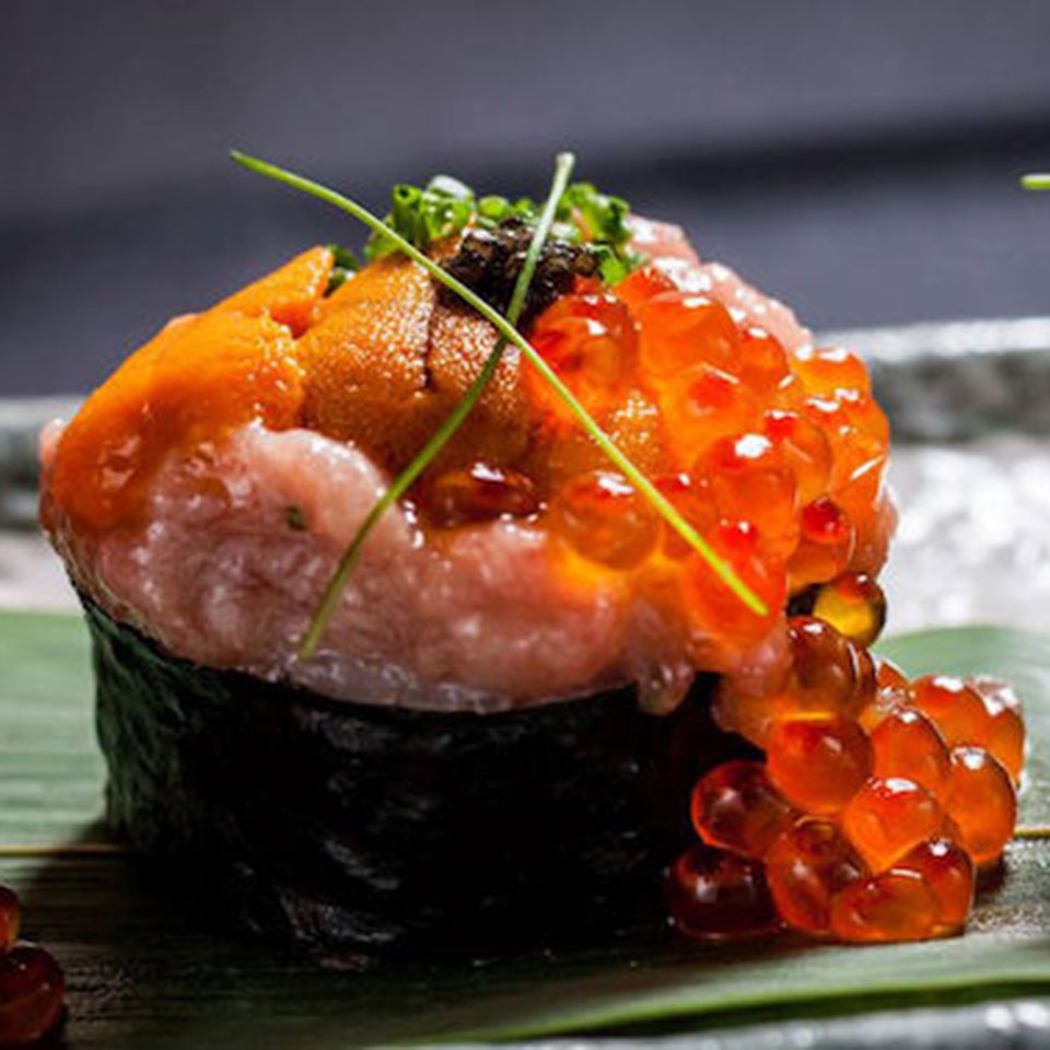Sushi cuộn nhím biển và cá ngừ