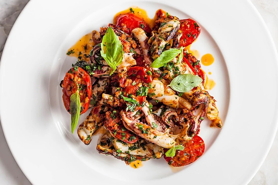 Mực nướng cà chua và húng quế