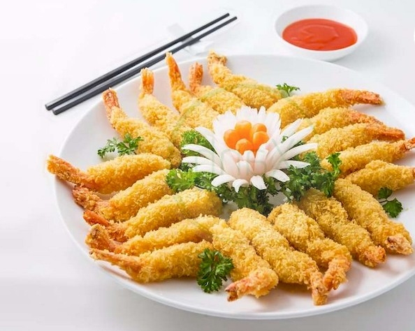 Đĩa tôm chiên xù trong mâm cỗ ngon