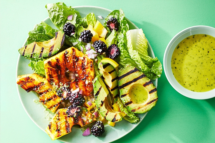 Salad bơ cùng dứa nướng và thịt thăn bò có thể dùng làm bữa ăn chính trong ngày