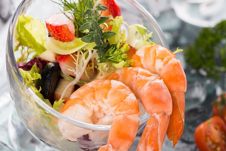 Dư vị chua, thơm, tươi ngon từ chanh, lá bạc hà và tôm