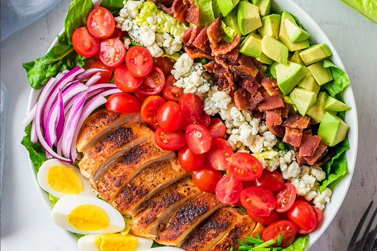 Cobb Salad đơn giản với trứng gà luộc và các loại rau