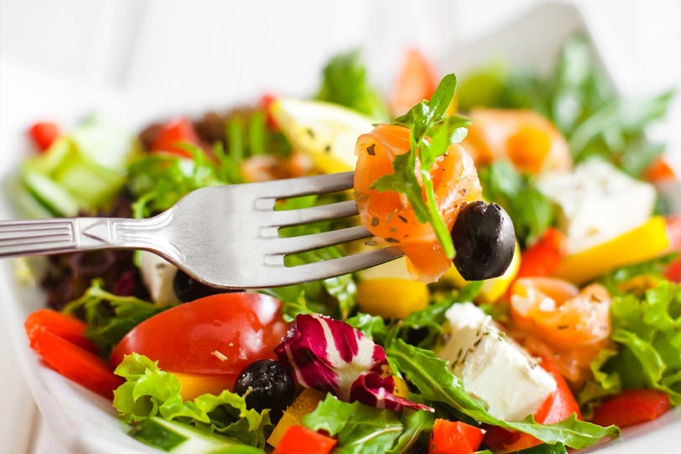 Salad cá hồi giàu vitamin A béo ngậy cùng sốt mayonnaise