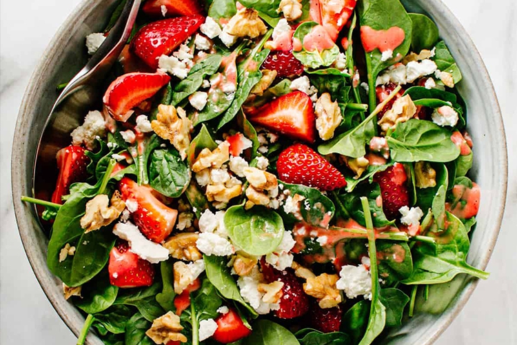 Salad rau bina cung cấp các chất xơ cần thiết cho cơ thể