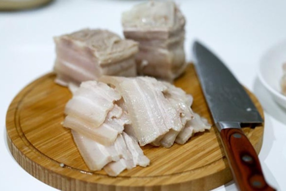 Luộc thịt ăn cùng bún mắm nêm thịt luộc