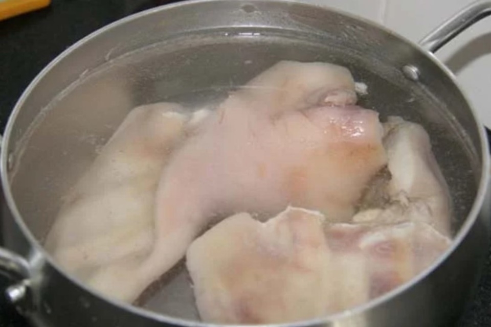Luộc và cắt thịt, tai heo ăn cùng bún mắm nêm chả cá